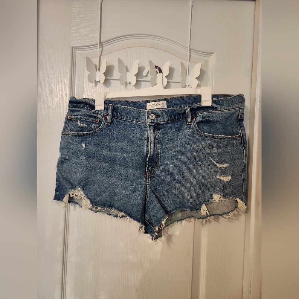 NWOT Abercrombie Mid Rise Mom Short